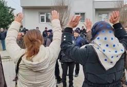 Baz istasyonuna karşı çıkan kadınlar, erkeklerin yeterince mücadele etmemesine tepki gösterdi