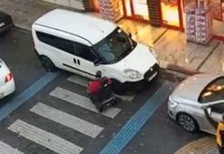 Engelli, yaya geçidine park edilen araç yüzünden kaldırıma çıkamadı; sürücüye ceza yazıldı