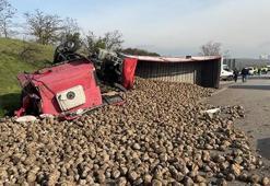 TIR, hafif ticari araç ile kamyonete çarparak devrildi; 1 ölü, 3 yaralı