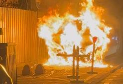 Üsküdar'da park halindeki hafif ticari araç alev alev yandı