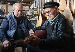 Bağlama çalma hayalini 84 yaşında gerçekleştirdi