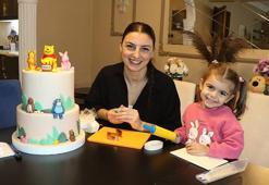 Pelin, evinde pasta yaparak geçimini sağlıyor