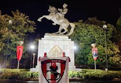 Samsunspor taraftarı, AEK maçı öncesi Atatürk Anıtı çevresinde sabaha kadar nöbet tuttu