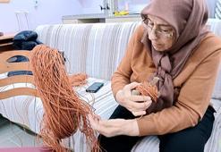 Şehit yakınları, kağıt ipten örgü çanta yapmayı öğreniyor