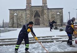 Erzurum ve Erzincan'a kar yağdı