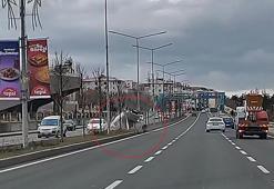 Ters dönen otomobildeki 2 kişi yaralandı; kaza kamerada