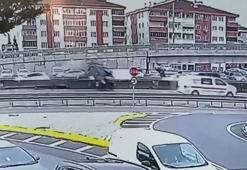 Beton bariyere çarpan otomobil, devrilip sürüklendi; kaza kamerada