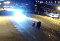 Uşak'ta yolun karşısına geçmek isterken otomobilin çarptığı 3 kişi öldü; kaza kamerada