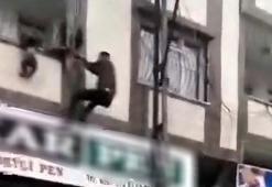 Gaziantep’te balkonun demir korkuluğunda asılı kalan çocuğu, vatandaş kurtardı; o anlar kamerada