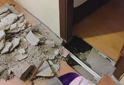 Fatih'te 4 katlı binanın zemininde çökme meydana geldi