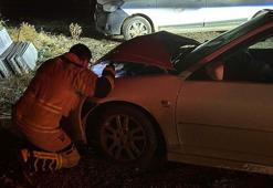 Park halindeki hafif ticari araca çarpan otomobilin sürücüsü, aracını bırakıp kaçtı