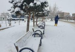 Van'da 102, Hakkari'de 70 yerleşim yerinin yolu kardan kapandı