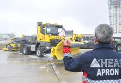 Sabiha Gökçen Havalimanı'nda karla mücadele ekipleri hazırlıklarını tamamladı