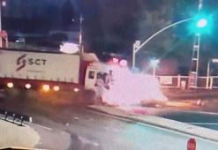 Avcılar'da kamyonun çarpıp sürüklediği otomobil alev aldı; 1 ölü, 1 yaralı