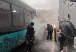 Kaza nedeniyle duran otobüse çarpan otomobil alev aldı; sürücülerden alternatif yol talebi