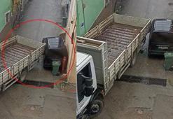 Sürücüsü manevra yapan kamyonun kasası park halindeki araca hasar verdi