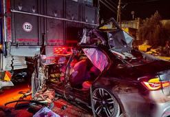 Kaza sonucu yolda duran kamyona otomobil çarptı; 1 ölü, 2 yaralı