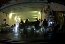 Kağıthane’de otomobilin refüje çarparak devrildiği anlar kamerada