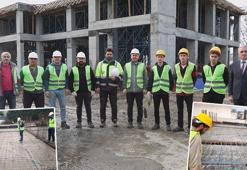 Meslek lisesi öğrencileri, öğretmenleriyle yeni okul binasının elektrik tesisatını yapıyor