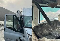 Artvin'de yamaçtan kopan kaya minibüse isabet etti