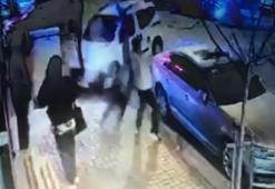 Kaza sırasında savrulan motosiklet sürücüsü yayaya çarptı; o anlar kamerada