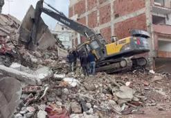 Zeytinburnu'nda kontrollü yıkımda beton parçaları düştü; iş makinesi operatörü yaralandı