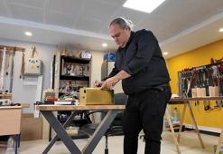 Atık malzemeleri enstrümana dönüştüren öğretmen, öğrencilere çevre bilincini aşılıyor