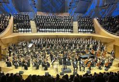 Devlet Çoksesli Korosu, 'Dünya Koro Günü'nde 500 kişiyle sahne aldı