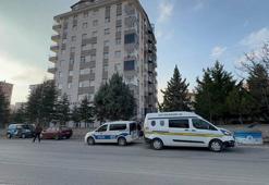 Eşini tabancayla bacağından vurdu