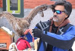 Tedavi edip doğaya bıraktığı kızıl şahin, aylar sonra geri döndü