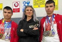 İkizler, öğretmenlerinin tavsiyesiyle başladıkları bilek güreşinde dünya ve Avrupa şampiyonu oldu