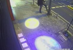 Kağıthane’de direkleri tekmeleyen kişi kaldırımdaki ağaçlara da zarar verdi