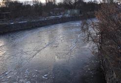 Sıcaklık eksi 15'e düştü; Kars Çayı kısmen dondu