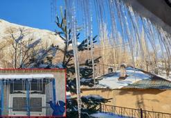 Başkale'de dondurucu soğuklar; 2 metre uzunluğunda buz sarkıtları oluştu