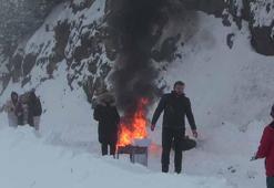 Artvin’de kar nedeniyle araçlar yolda kaldı, sürücüler ateş yakıp ısındı