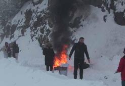 Artvin’de kar nedeniyle araçlar yolda kaldı, sürücüler ateş yakıp ısındı
