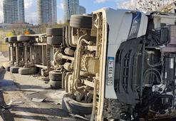 Başakşehir'de refüjü çarpan hafriyat kamyonu karşı şeride devrildi