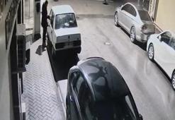 Park halindeki otomobilin teybini 46 saniyede çaldı, o anlar kamerada