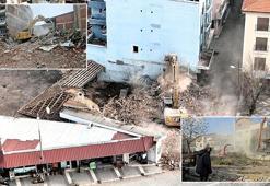 Sındırgı'da depremde ağır hasar alan binaların yıkımı sürüyor