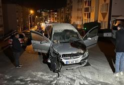 Alkollü sürücünün duvara çarptığı otomobil yandı