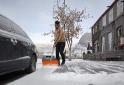 Kars, kar yağışıyla birlikte beyaza bürüdü