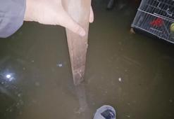 Sultangazi'de sokakta rögar tıkandı; 3 katlı binanın bodrum katını su bastı