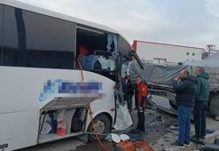 İşçi servisi, park halindeki TIR'a çarptı: 22 yaralı