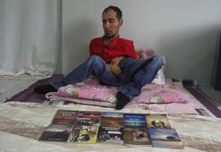 El ve ayaklarını kullanamıyor ama 16 yılda 20 kitabı çıktı