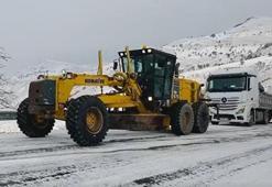 Muş'ta yolda kalan 20 araç kurtarıldı