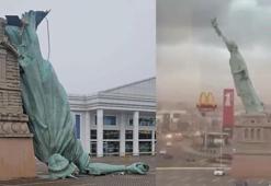 Brezilya'da Özgürlük Heykeli’nin replikası rüzgardan devrildi