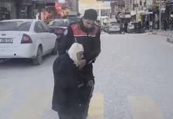 Yolun karşısına geçmekte zorlanan yaşlı kişiye polis yardım etti