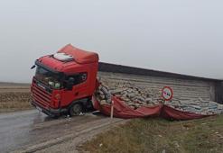 Dorsesi yan yatan TIR’a çarpan hafif ticari araçtaki çift yaralandı