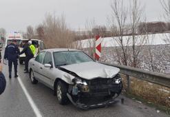 Bariyerlere çarpan araçtan inen kazazedelere otomobil çarptı: 5 yaralı