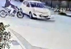 Otomobille çarpışan motosikletin sürücüsü öldü; kaza anı kamerada